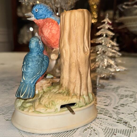 VTG Gorham of Japan 1978 Porcelain Blue & Red Bird Baby Bird Figurine  Music Box - Picture 5 of 10